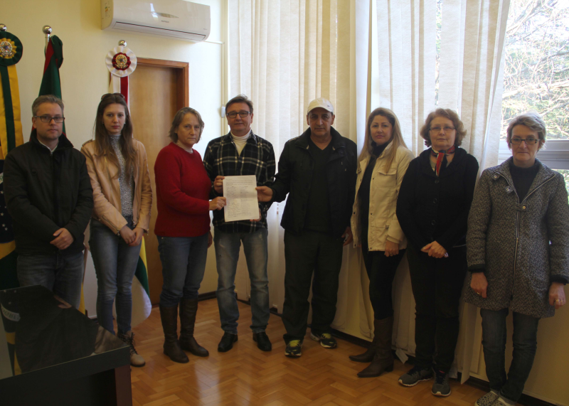 COMITIVA DE MORADORES DO BAIRRO DONA OLIVA É RECEBIDA NO GABINETE